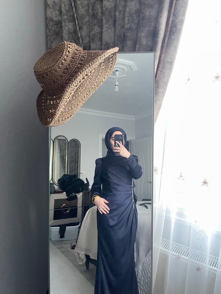 Uzun Lacivert Drapeli Saten Elbise - Görsel 4