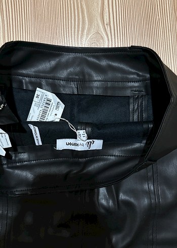 Siyah Parlak Deri Midi Kadın Şort - Görsel 4