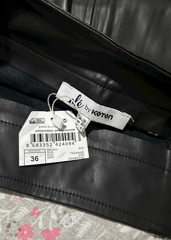 Siyah Parlak Deri Midi Kadın Şort - Görsel 2