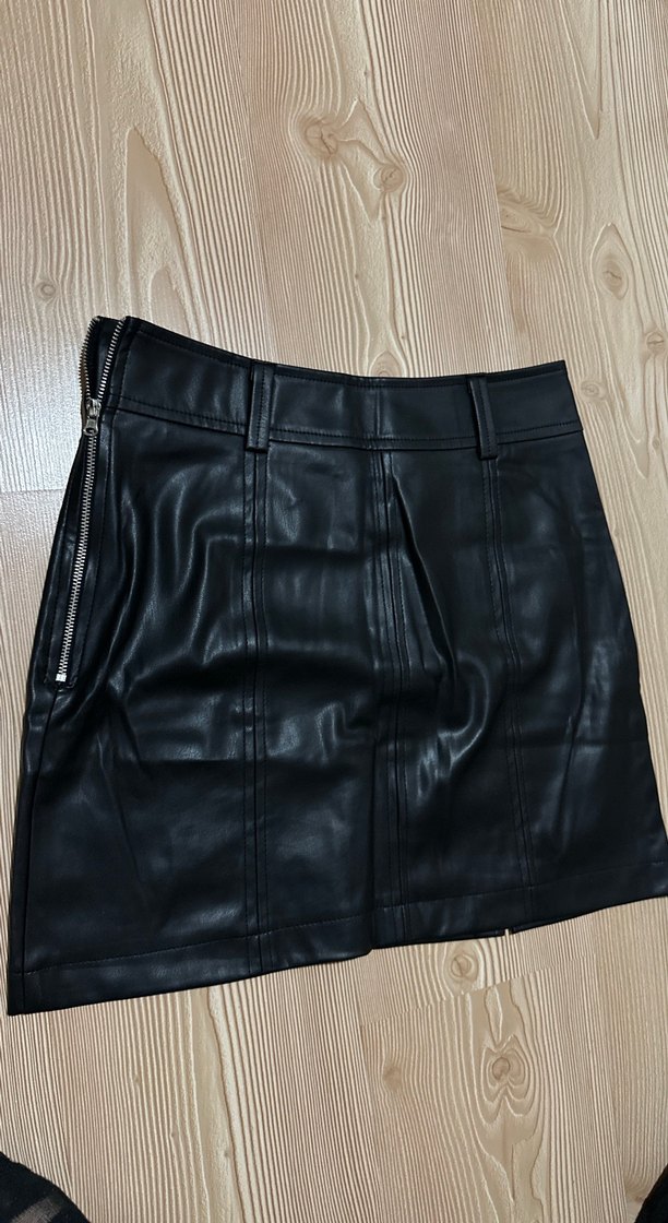 Siyah Parlak Deri Midi Kadın Şort - Görsel 3