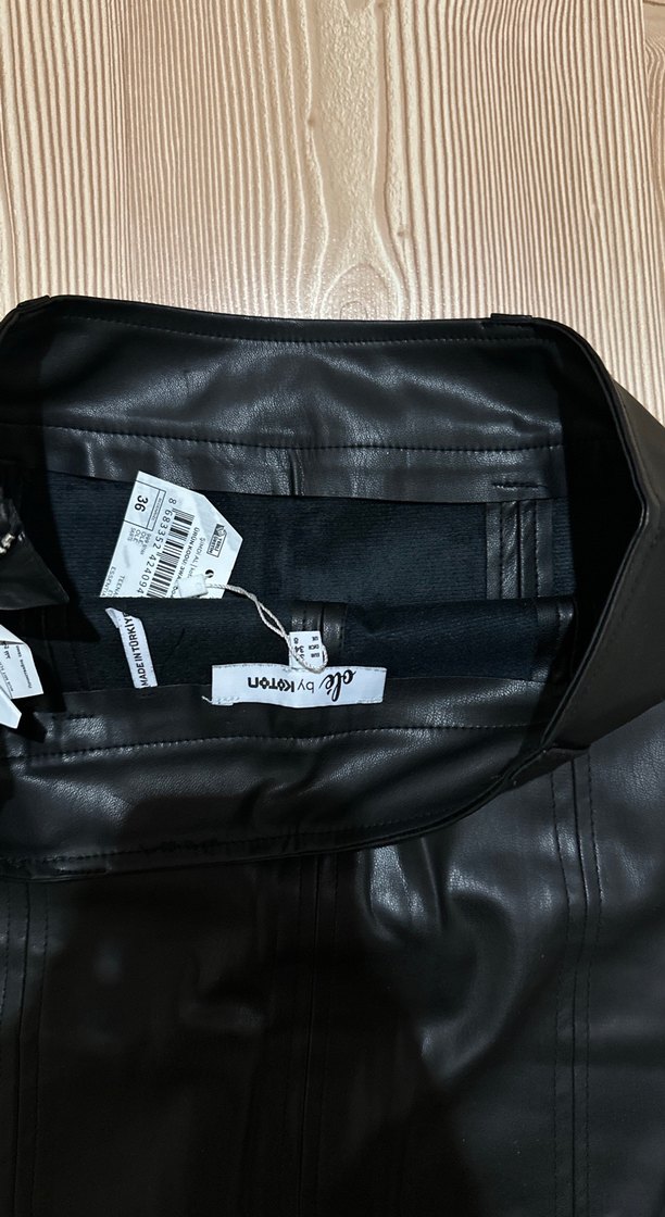 Siyah Parlak Deri Midi Kadın Şort - Görsel 4