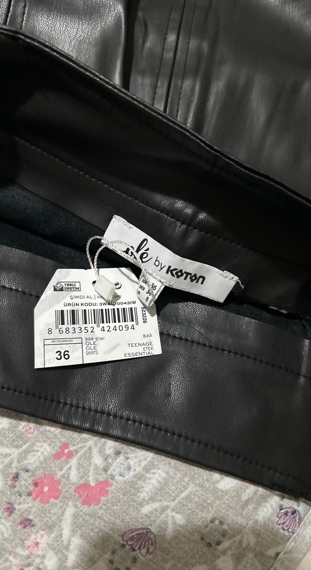 Siyah Parlak Deri Midi Kadın Şort - Görsel 2