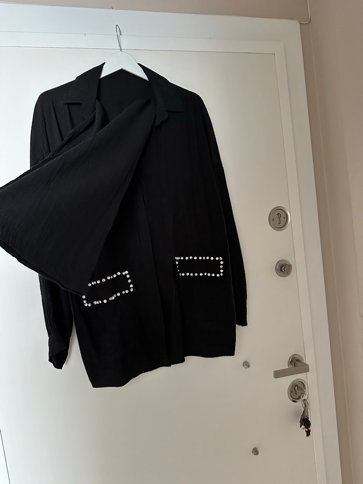 Uzun Kollu Siyah Düğmeli Keten Gömlek - Görsel 2