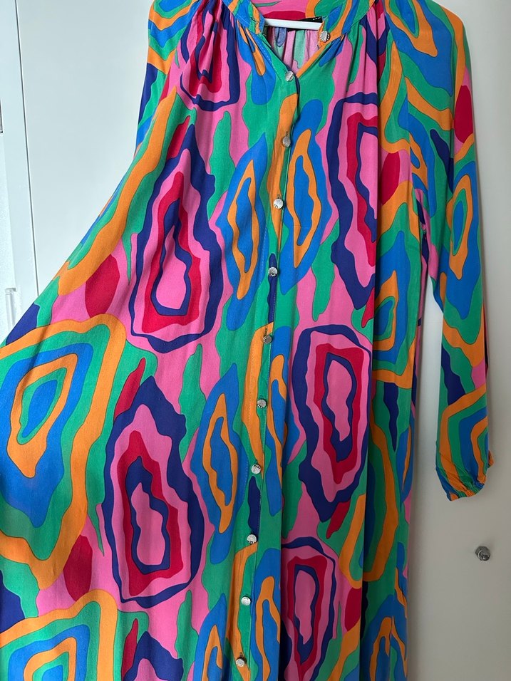 Çok Renkli Uzun V Yaka Pilili Elbise - Görsel 3