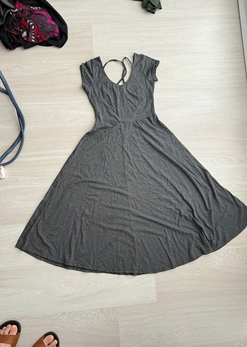 Gri Midi V Yaka İnce Askılı detaylı kısa kollu Elbise - Görsel 5