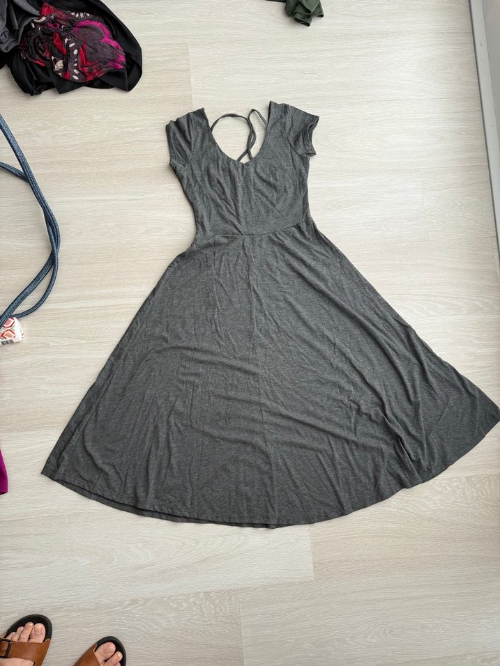 Gri Midi V Yaka İnce Askılı detaylı kısa kollu Elbise - Görsel 5