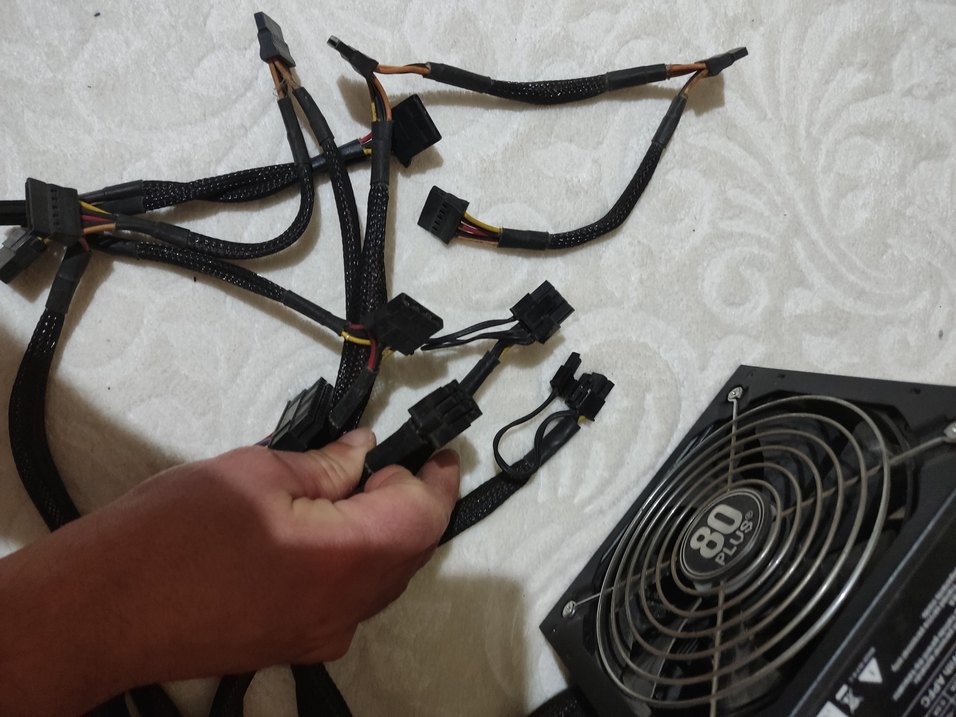 750w 
80 Plus Sertifikalı Siyah Güç Kaynağı - Görsel 3