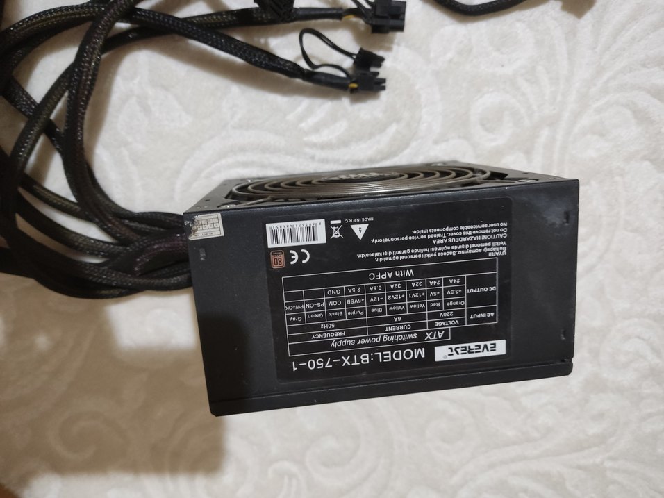 750w 
80 Plus Sertifikalı Siyah Güç Kaynağı - Görsel 2