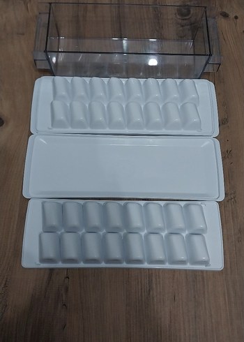 Beyaz Plastik Buz Kalıbı ve Kapaklı Hazneli - Görsel 3