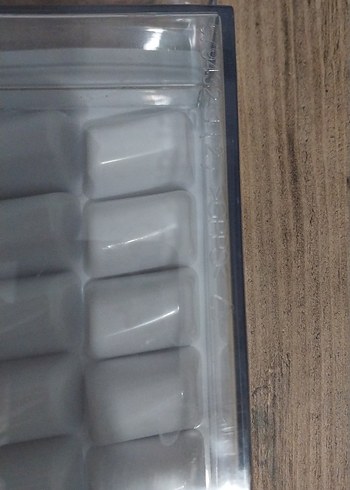 Beyaz Plastik Buz Kalıbı ve Kapaklı Hazneli - Görsel 9