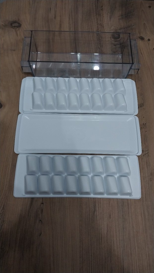 Beyaz Plastik Buz Kalıbı ve Kapaklı Hazneli - Görsel 3