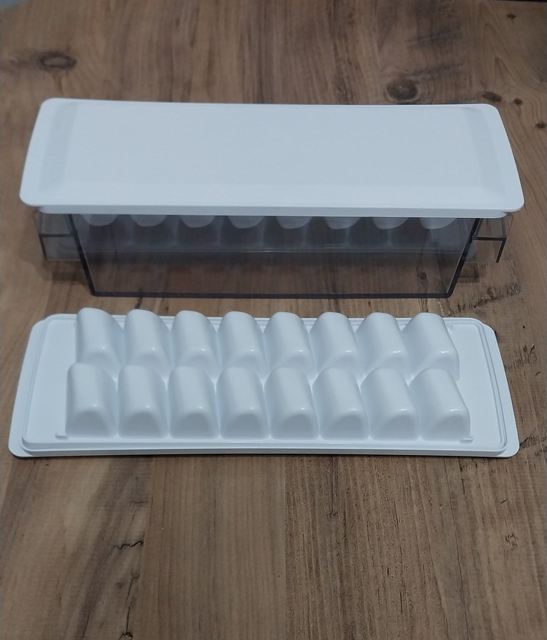 Beyaz Plastik Buz Kalıbı ve Kapaklı Hazneli - Görsel 2