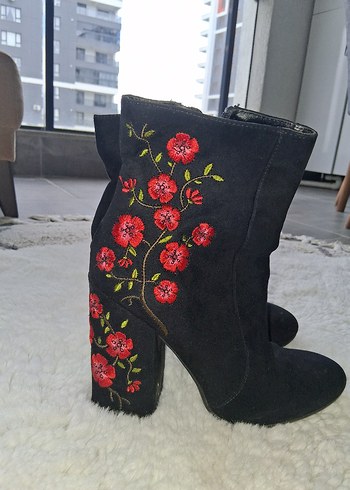 Kırmızı Nakışlı Süet Kadın Bot - Görsel 2