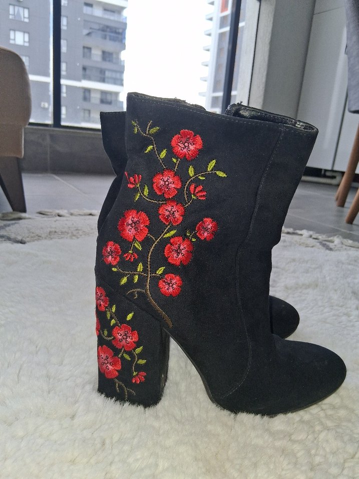 Kırmızı Nakışlı Süet Kadın Bot - Görsel 2