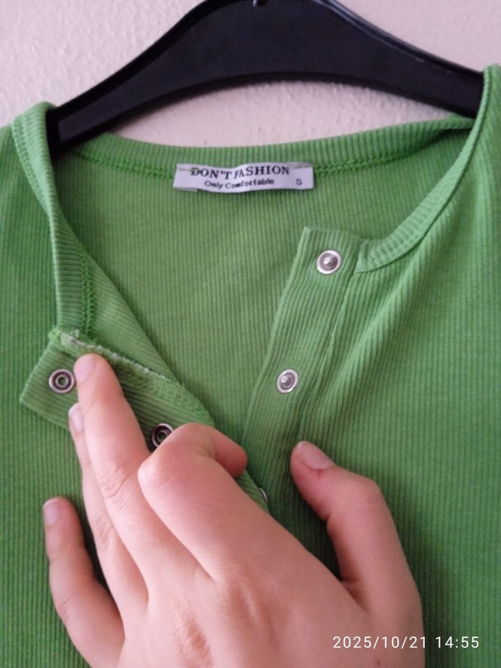 Yeşil Düğmeli Uzun Kollu Kız Tişörtü - Görsel 3
