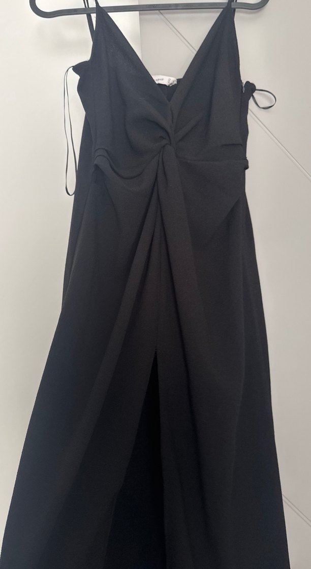 mango siyah Uzun Askılı V Yaka Yırtmaç detay Elbise - Görsel 3