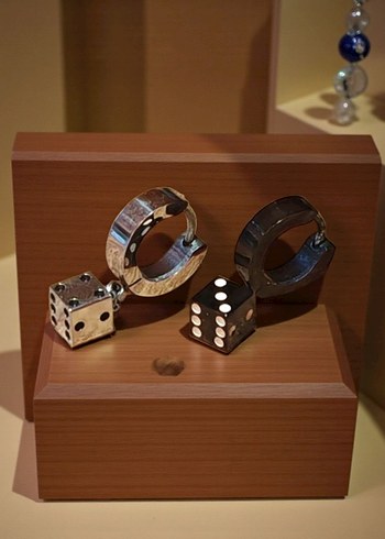 Siyah ve Gümüş renkte Zar Detaylı Unisex Biker Küpeler - Görsel 2