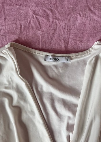 Beyaz V Yaka Drapeli Keten Bluz - Görsel 3