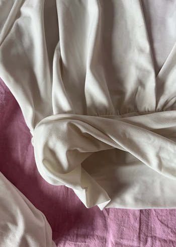 Beyaz V Yaka Drapeli Keten Bluz - Görsel 4