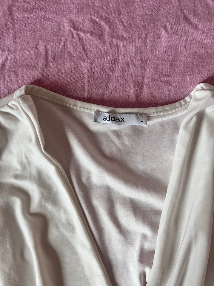 Beyaz V Yaka Drapeli Keten Bluz - Görsel 3