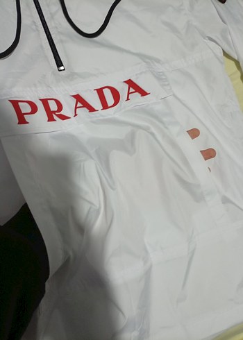 Beyaz Prada Kapüşonlu Yağmurluk - Görsel 4