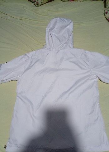 Beyaz Prada Kapüşonlu Yağmurluk - Görsel 7