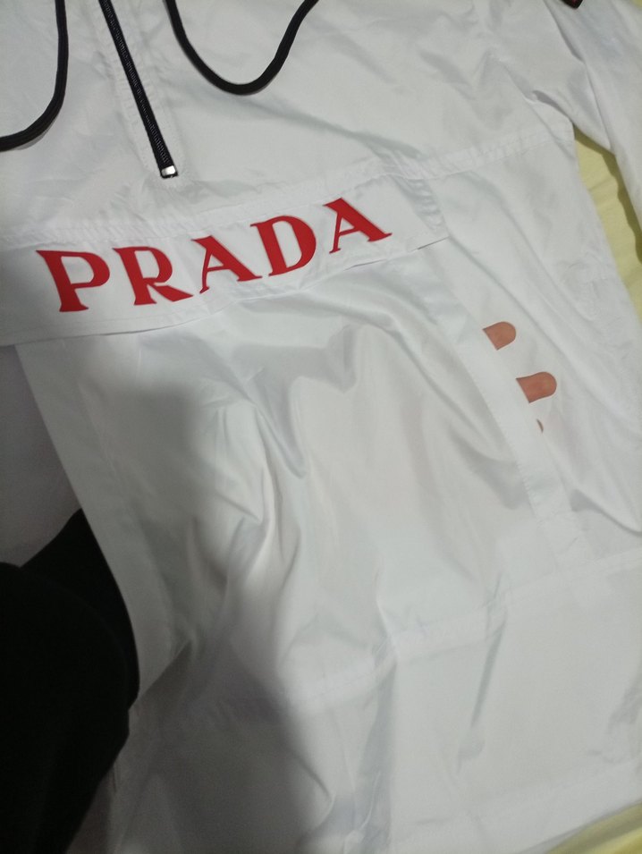 Beyaz Prada Kapüşonlu Yağmurluk - Görsel 4