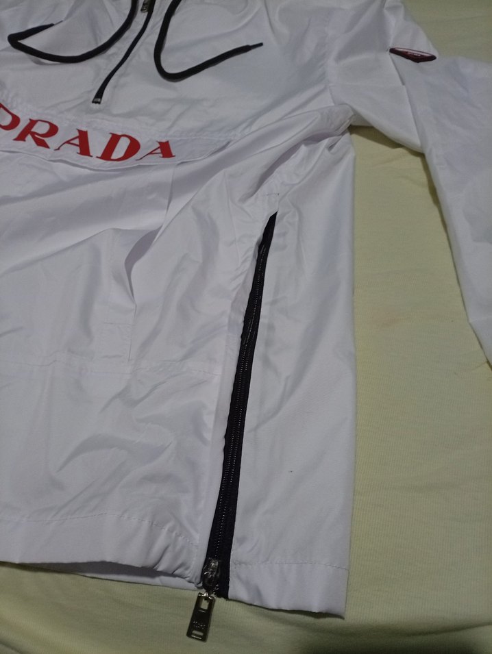 Beyaz Prada Kapüşonlu Yağmurluk - Görsel 5