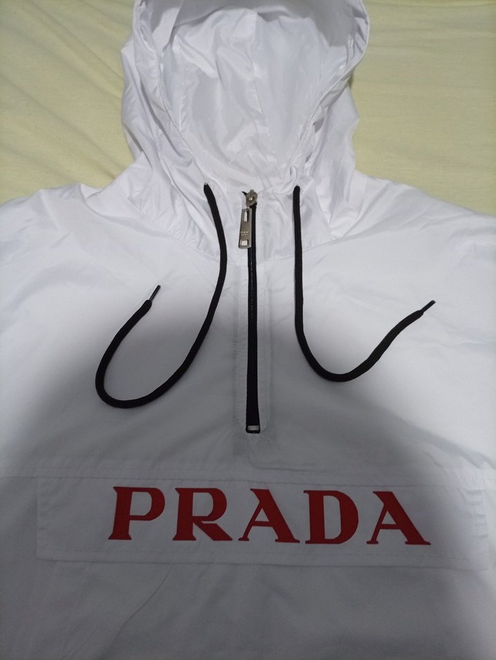 Beyaz Prada Kapüşonlu Yağmurluk - Görsel 3