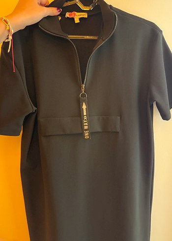 Siyah Kısa Kollu Yüksek Yakalı Kemerli Mini elbise - Görsel 4