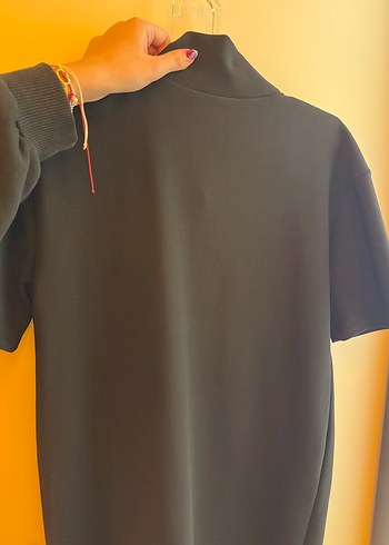 Siyah Kısa Kollu Yüksek Yakalı Kemerli Mini elbise - Görsel 3