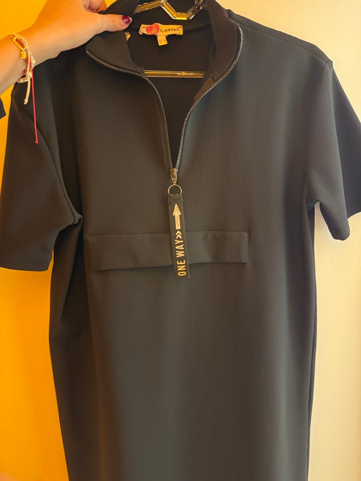 Siyah Kısa Kollu Yüksek Yakalı Kemerli Mini elbise - Görsel 4