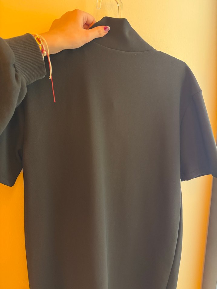 Siyah Kısa Kollu Yüksek Yakalı Kemerli Mini elbise - Görsel 3