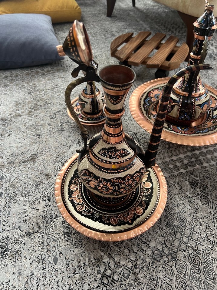 Koyu Camel Renkli İşlemeli Bakır Demlik ve tabağı - Görsel 3