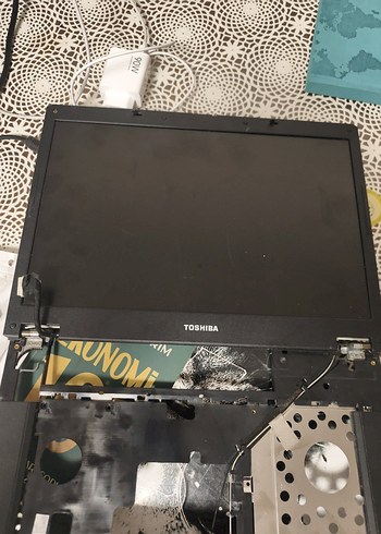 Toshiba Siyah Laptop Ekranı ve Parçaları - Görsel 3