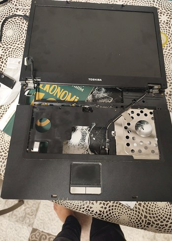 Toshiba Siyah Laptop Ekranı ve Parçaları - Görsel 2