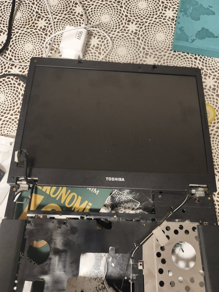 Toshiba Siyah Laptop Ekranı ve Parçaları - Görsel 3