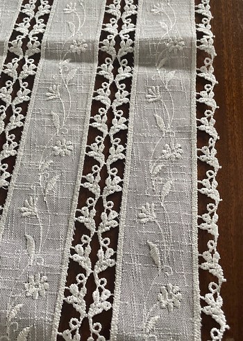 Nakışlı beyaz Güpür Masa Örtüsü - Görsel 2