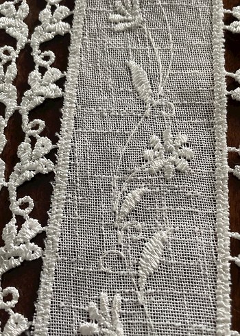 Nakışlı beyaz Güpür Masa Örtüsü - Görsel 3