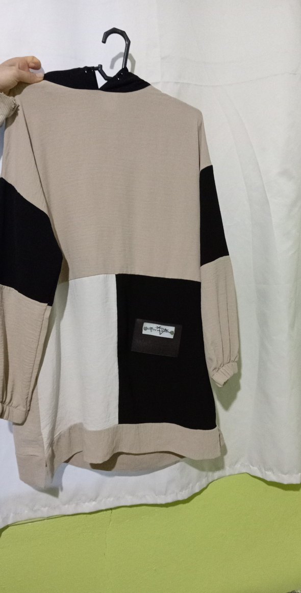 Düğmeli Bej Siyah Desenli Kısa Sweatshirt - Görsel 3