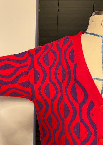 Standart beden çok bol salaş Kırmızı Desenli V Yaka Örgü Hırka - Görsel 2