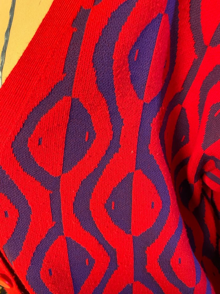 Standart beden çok bol salaş Kırmızı Desenli V Yaka Örgü Hırka - Görsel 3