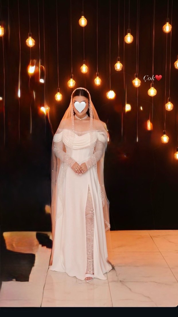 Beyaz A Kesim Tekne Yaka Strappy Gelinlik & Taşlı Vakko Duvak - Görsel 3