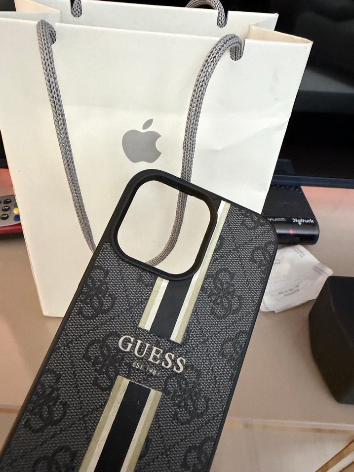 Guess Siyah Tokalı Street Wear Telefon Kılıfı 16 Pro Max - Görsel 3