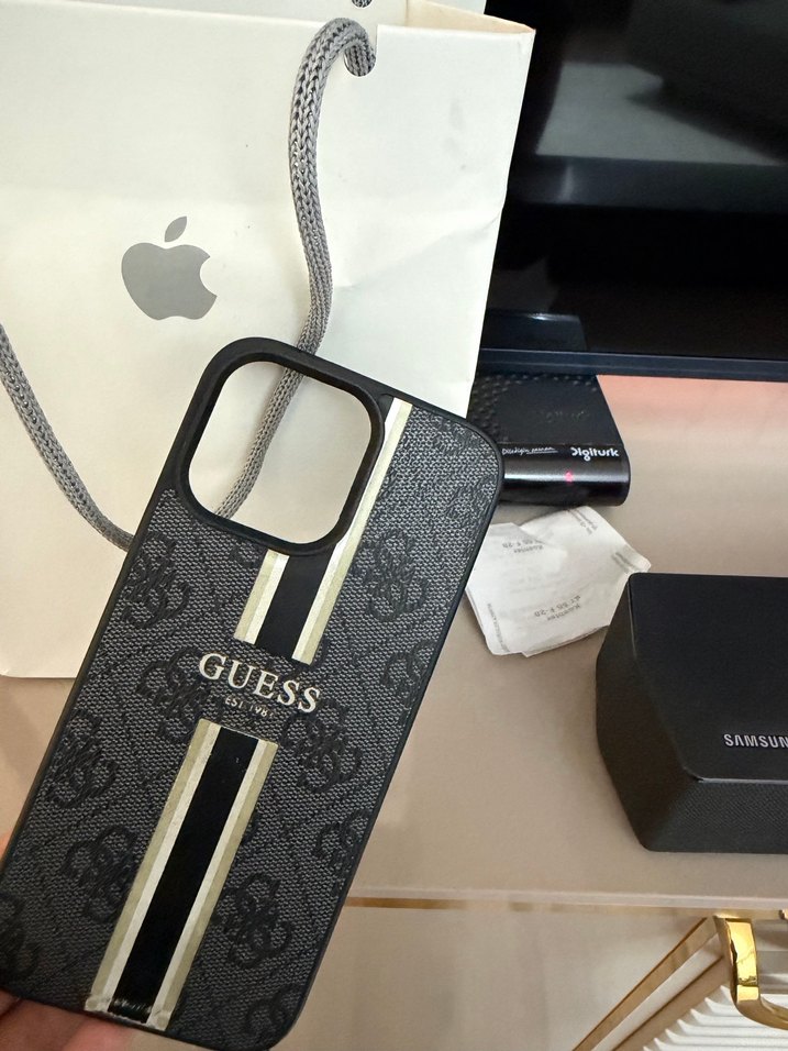 Guess Siyah Tokalı Street Wear Telefon Kılıfı 16 Pro Max - Görsel 4