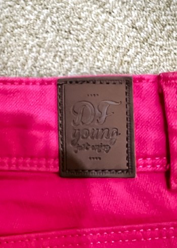 Düğmeli Pembe Kadın Şort - Görsel 3