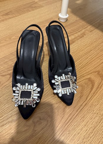 Siyah Taşlı Tokalı Stiletto Kadın Ayakkabı