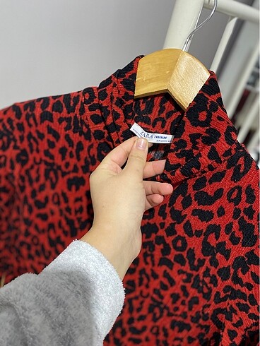 Zara Zara kırmızı leopar elbise