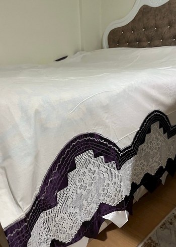 Mor İşlemeli Yatak Örtüsü - Görsel 4