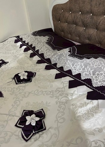 Mor İşlemeli Yatak Örtüsü - Görsel 2